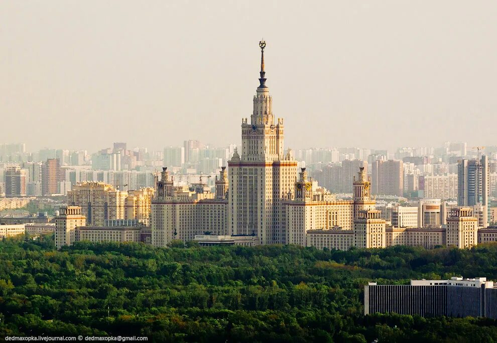 Сталинские высотки МГУ. Москва высотка МГУ. Главное здание МГУ на Воробьёвых горах. Высотка МГУ на Воробьевых горах. Высотками в москве называют