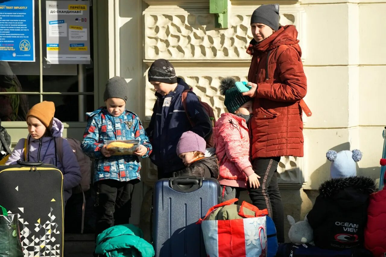 Украинские дети беженцы. Дети беженцы из украины. aggressive ukrainian refugees.