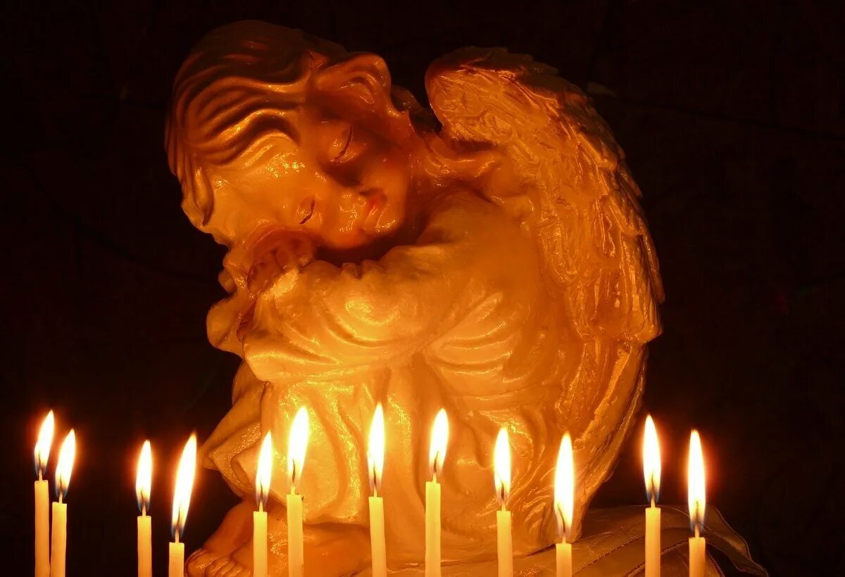 Свеча памяти. Скорбный. Свеча похоронная. Свечи и цветы. Свеча скорби.