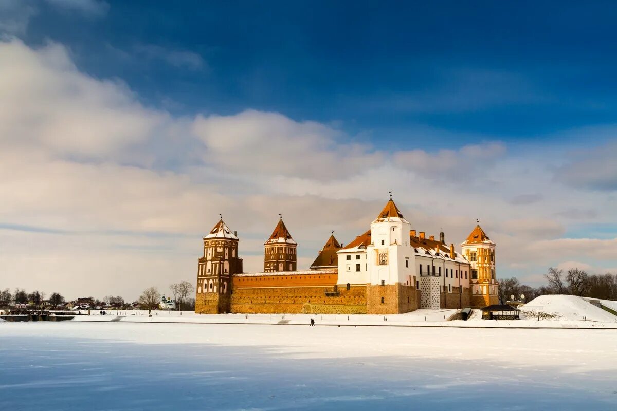 Мирский замок Беларусь зима. Мирский и Несвижский замки экскурсия из Минска. Мирский замок Беларусь зимой. Экскурсии в Минске Мирский и Несвижский.