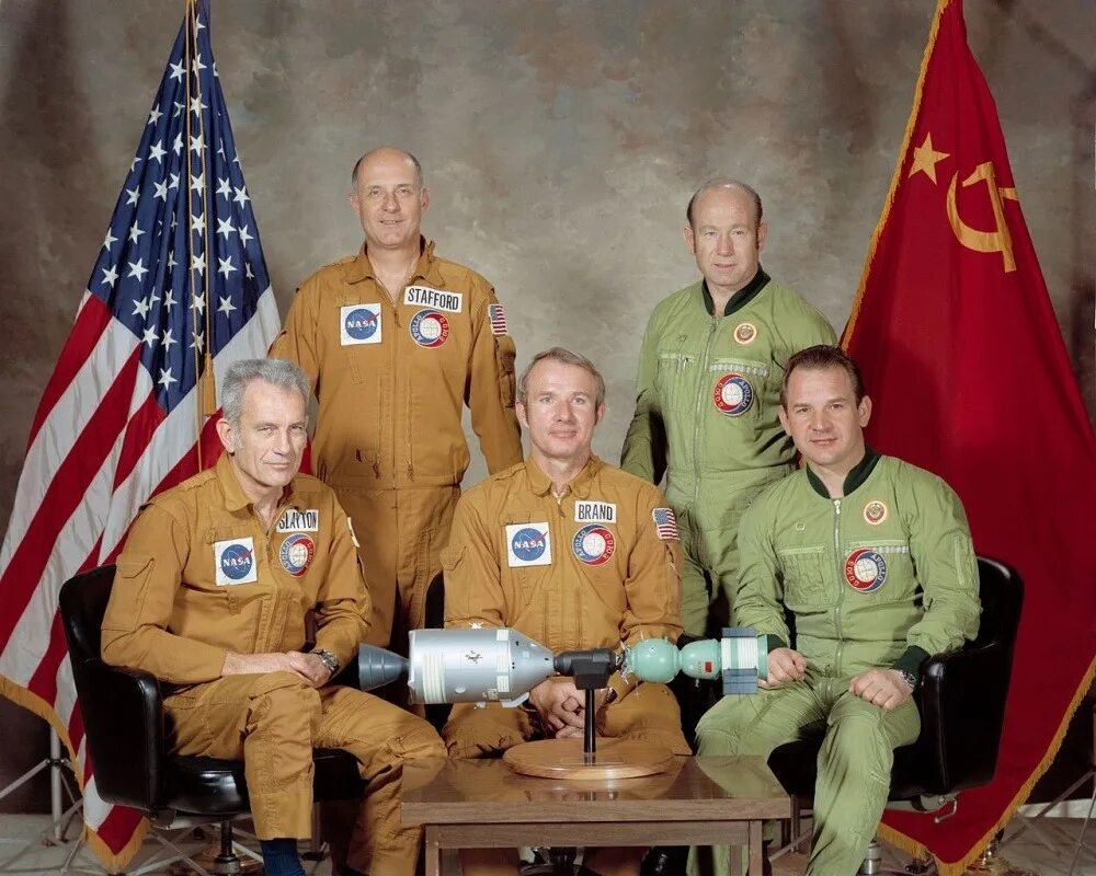 Союз Аполлон 1975. Союз Аполлон экипаж Союз-Аполлон 1975. Союз Аполлон 15 июля 1975. Первый полет Союз-19 Аполлон. Первой международной группе