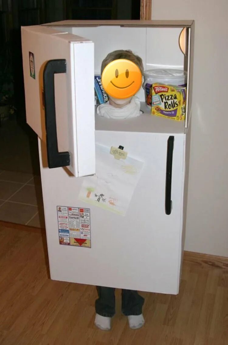 Смешной детский костюм на 1 апреля. Костюм холодильника. Костюм холодильника на новый год. Холодильник из коробки для детей. Ребенок в костюме холодильника.
