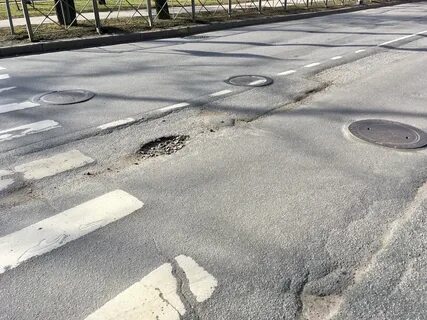 Выбоина на дороге