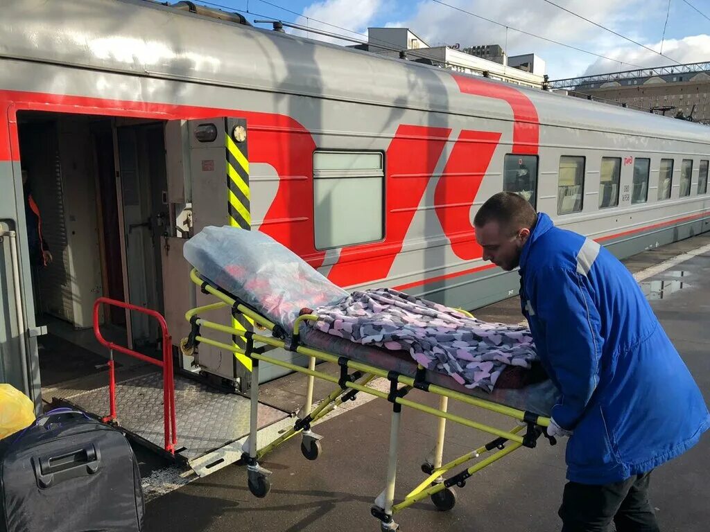 вагон для лежачих больных. перемещение лежачих больных. вагон для инвалидов лежачих больных. перевозка больных на жд вокзал. машина для транспортировки лежачих больных.