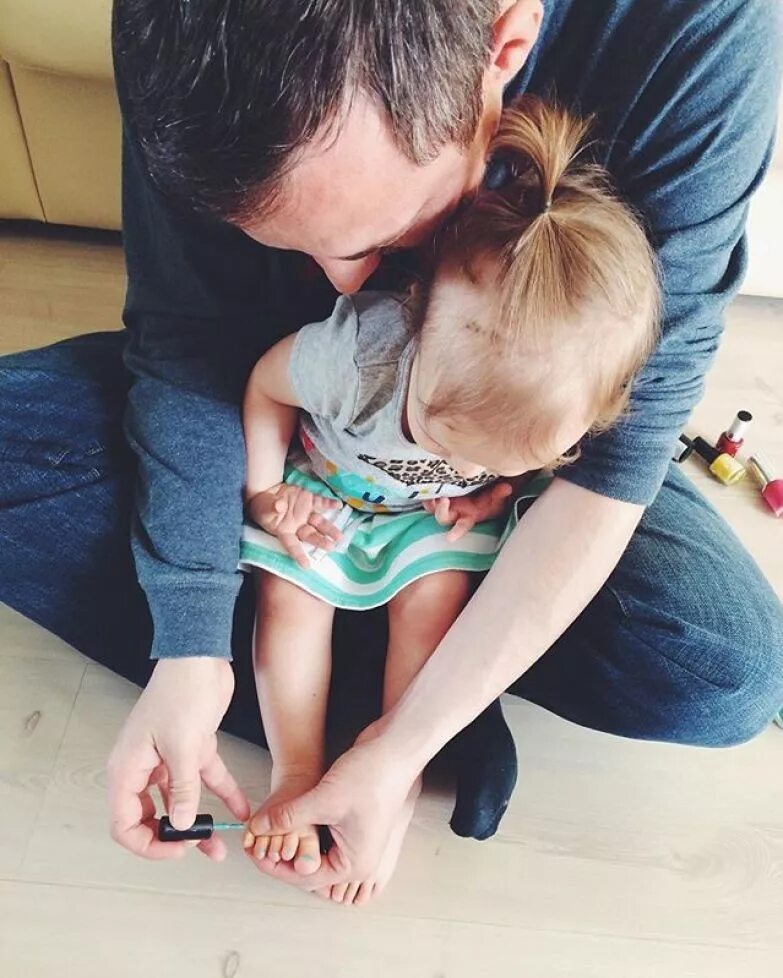 брутальный мужчина с ребенком. отец и дочь. ребенок которого не любят. мужчина с младенцем. маленькая девочка с папой.