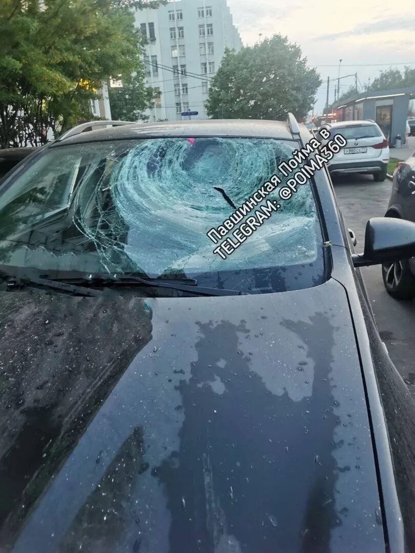 Пакеты с водой скидывают с балкона. Капитошка с водой с балкона. Шары на крыше автомобиля. Пакет с водой на окно. Пакет с водой из окна.