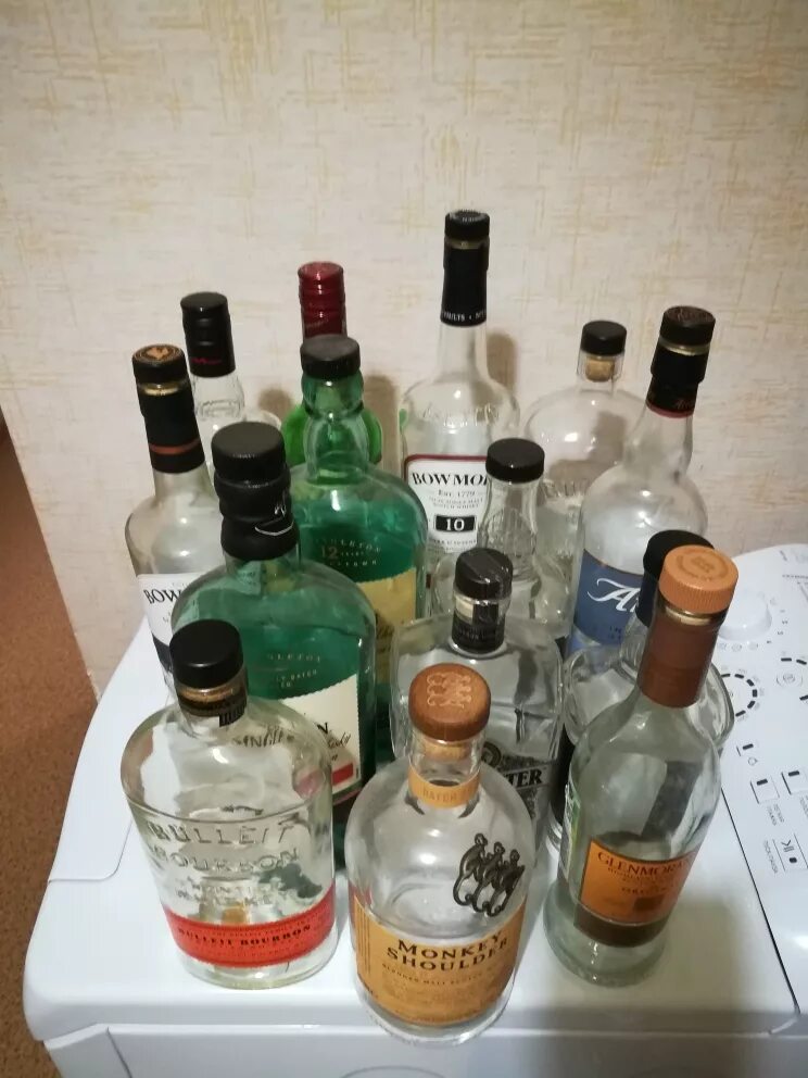 Почему пустые бутылки не ставят на стол. Много пустых бутылок. Пустая бутылка. Бутылка на столе.