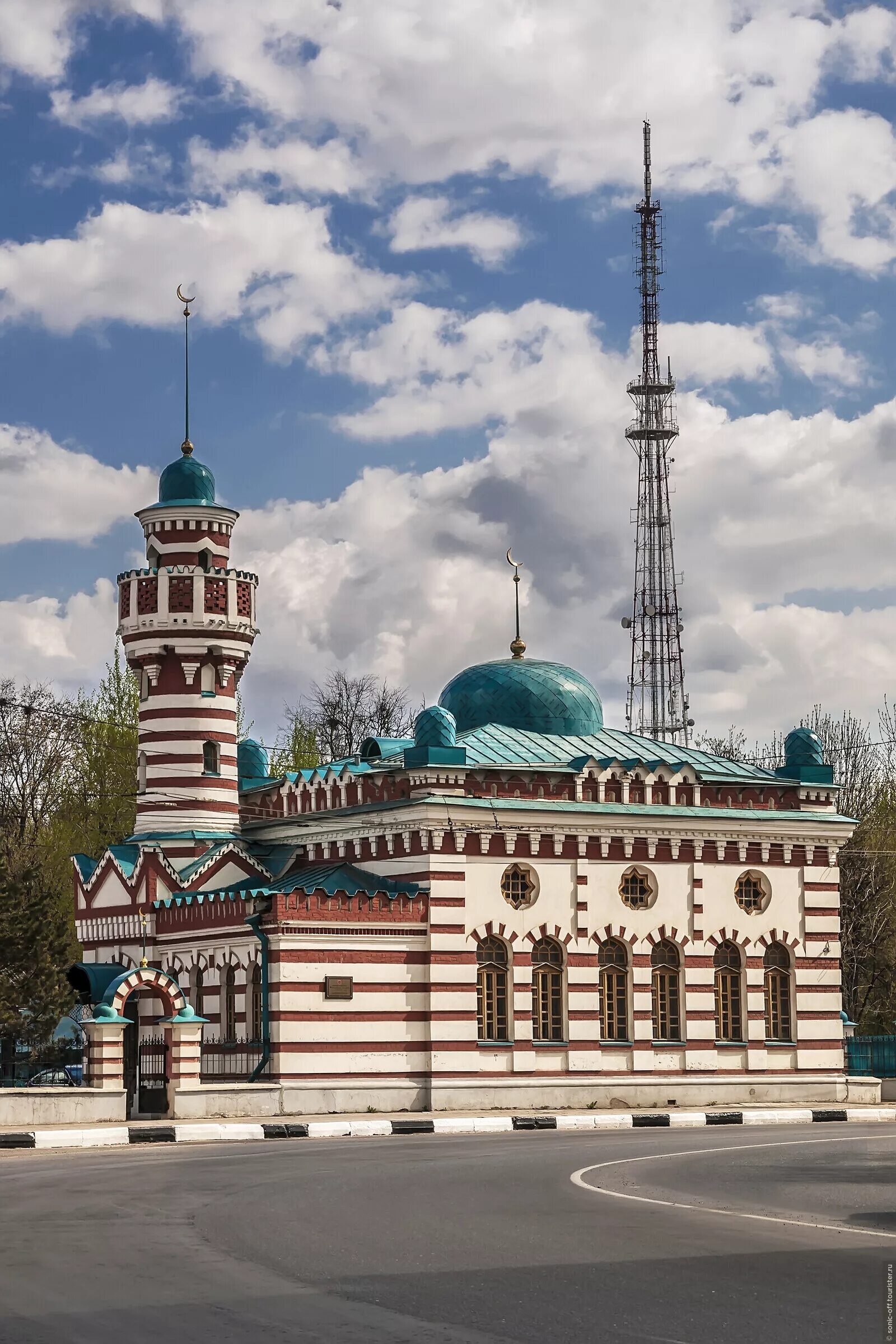 Татары твери. Мечеть в Твери. Соборная мечеть Тверь области. Татарская мечеть Тверь. Соборная мечеть Твери квадратный чёрный.