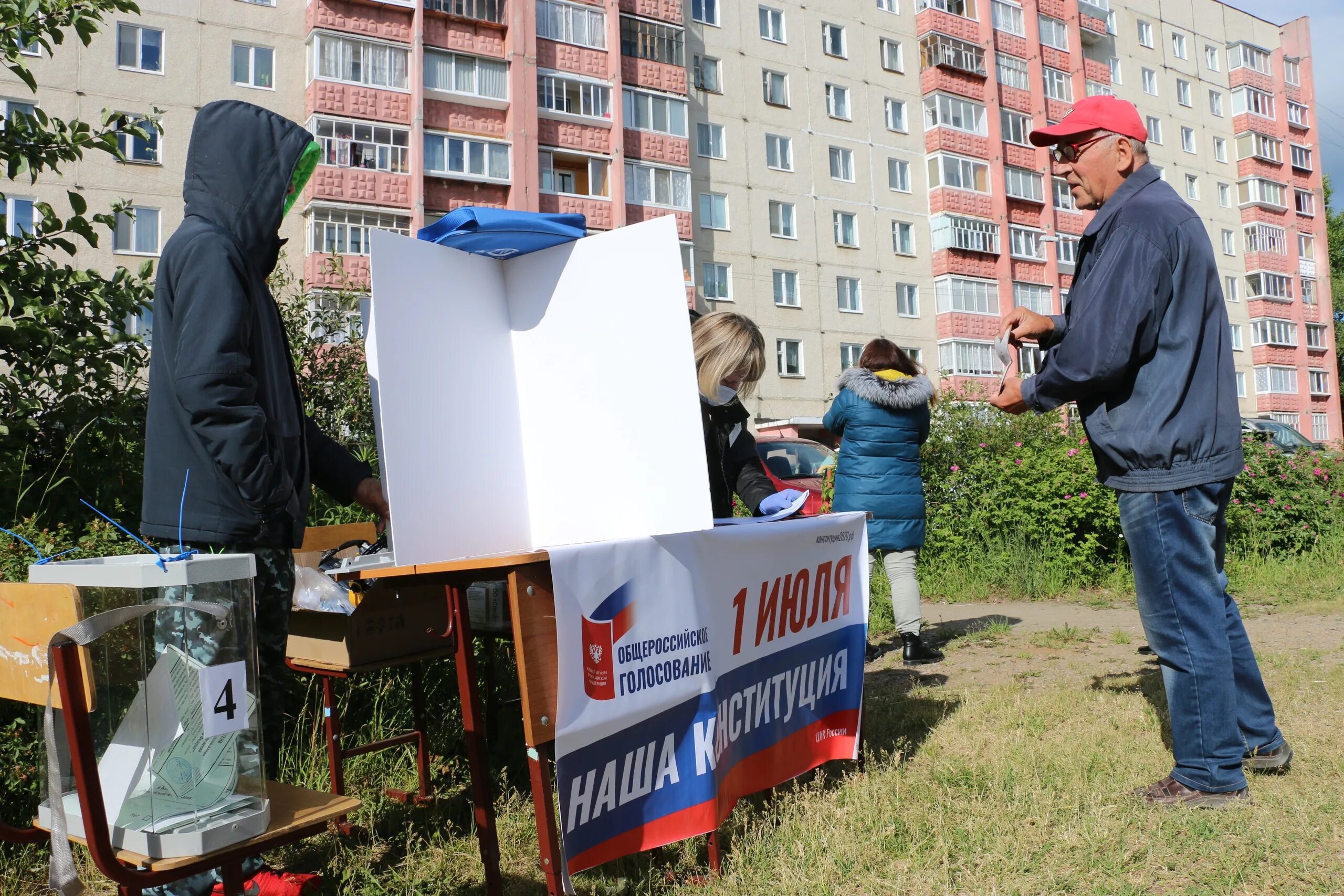 Выборы на пеньках. Избирательный пункт. Голосование на пеньках 2020. Пункт голосования.