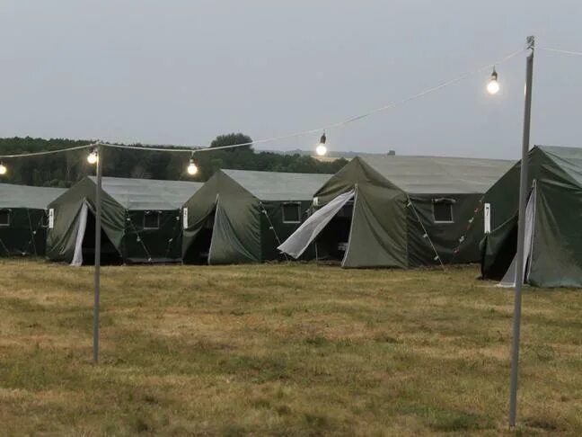 Меню палаточный лагерь. Палаточный лагерь Орленок. Палаточный лагерь в поселке Прудбой. Хоккер палаточный лагерь. Военный палаточный городок.