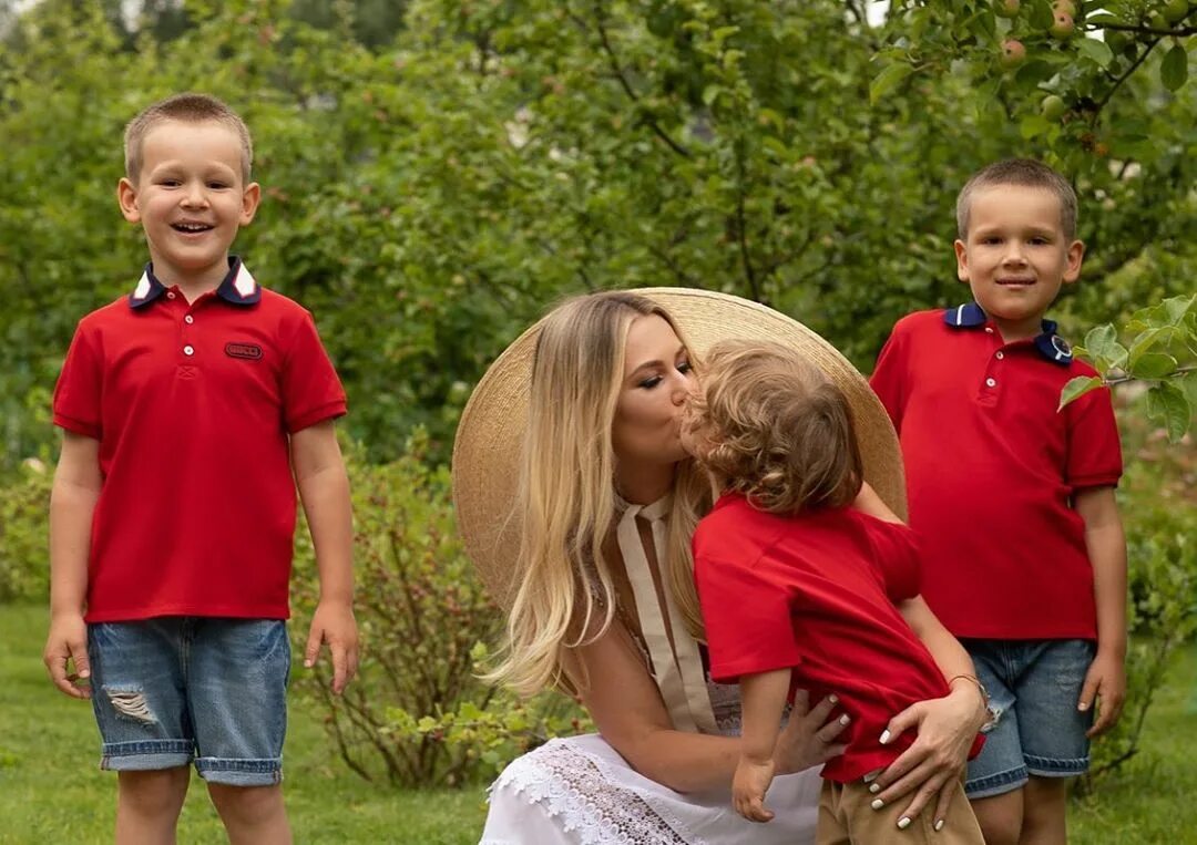 Дружба мальчика и девочки. 3 мальчика хочу девочку. Большой мальчик и девочка. Счастливое детство в деревне. Семья в деревне.