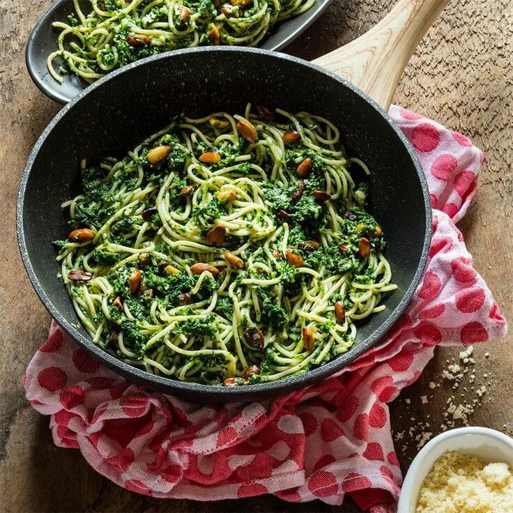 Зеленая паста лингвини. Шпинатная паста с песто. Шпинатная паста. Шпинатный соус к макаронам. Тальятелле аль песто.