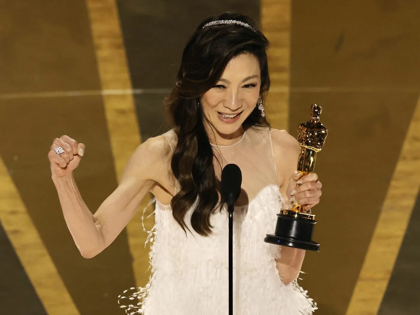 Оскар за женскую роль 2024. Michelle Yeoh Oscar 2023.