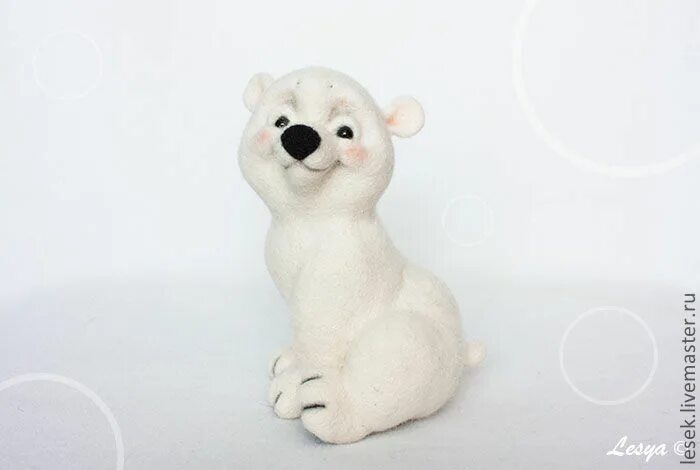 Медвежонок снежок. Валяный белый медведь. Белый мишка из шерсти. Белый Полярный медведь из шерсти.