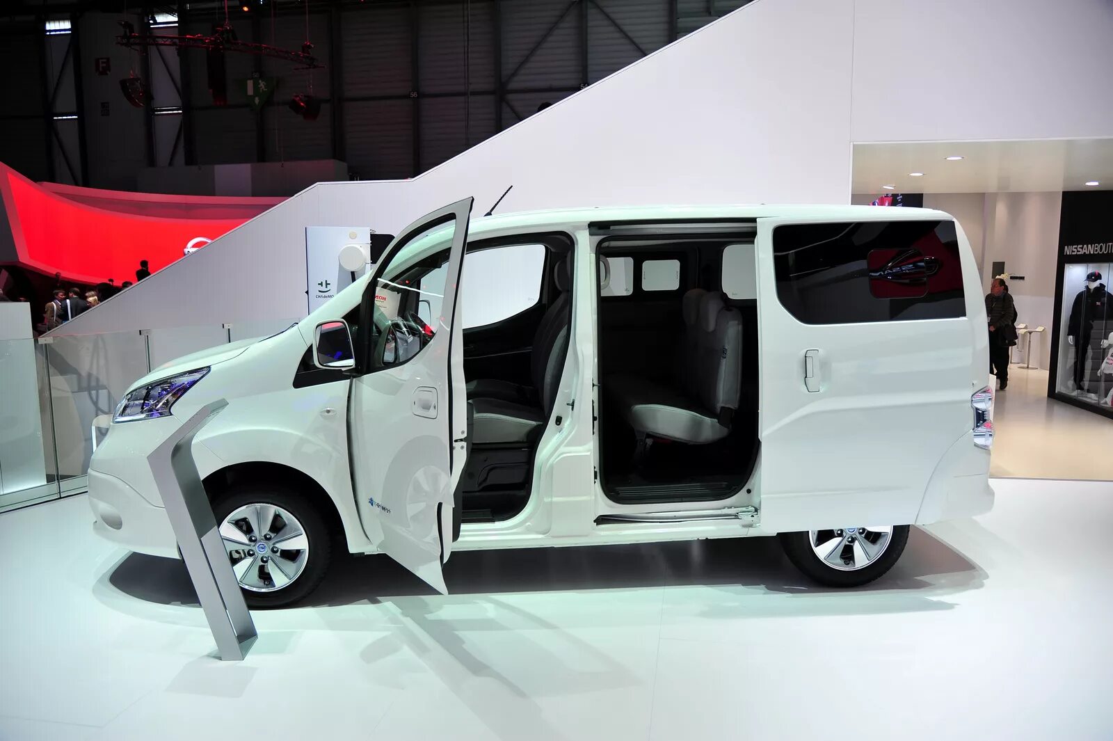 Нв 200 владивосток. Nissan nv200. Nissan e-nv200. Ниссан нв 200. Nissan e-nv200 2023.