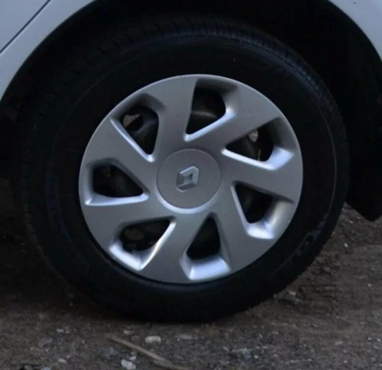 Колпак колеса r15 renault 8200778763 renault logan. Колпак колеса рено сандеро r16 артикул. Колпаки на рено сандеро. Колпак р15 рено сандеро. Колпак рено сандеро r16.