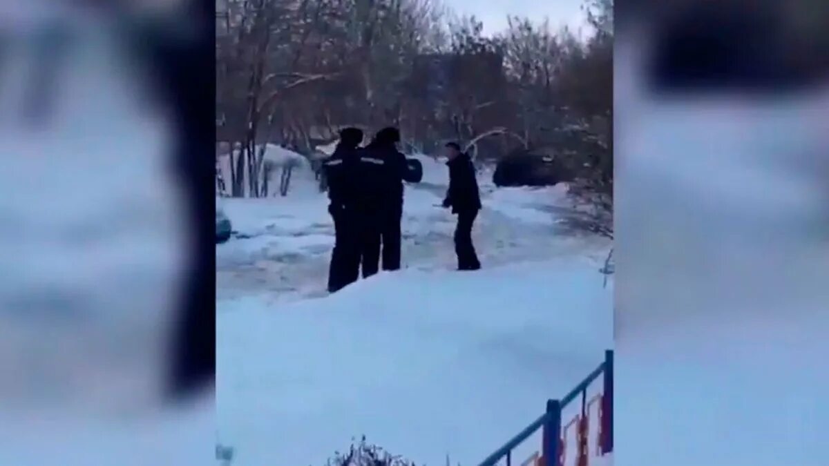 Оренбург очевидец в контакте. Полицейский стрелял в воздух дебошир в Оренбурге. Дебошир с ножом Усолье.