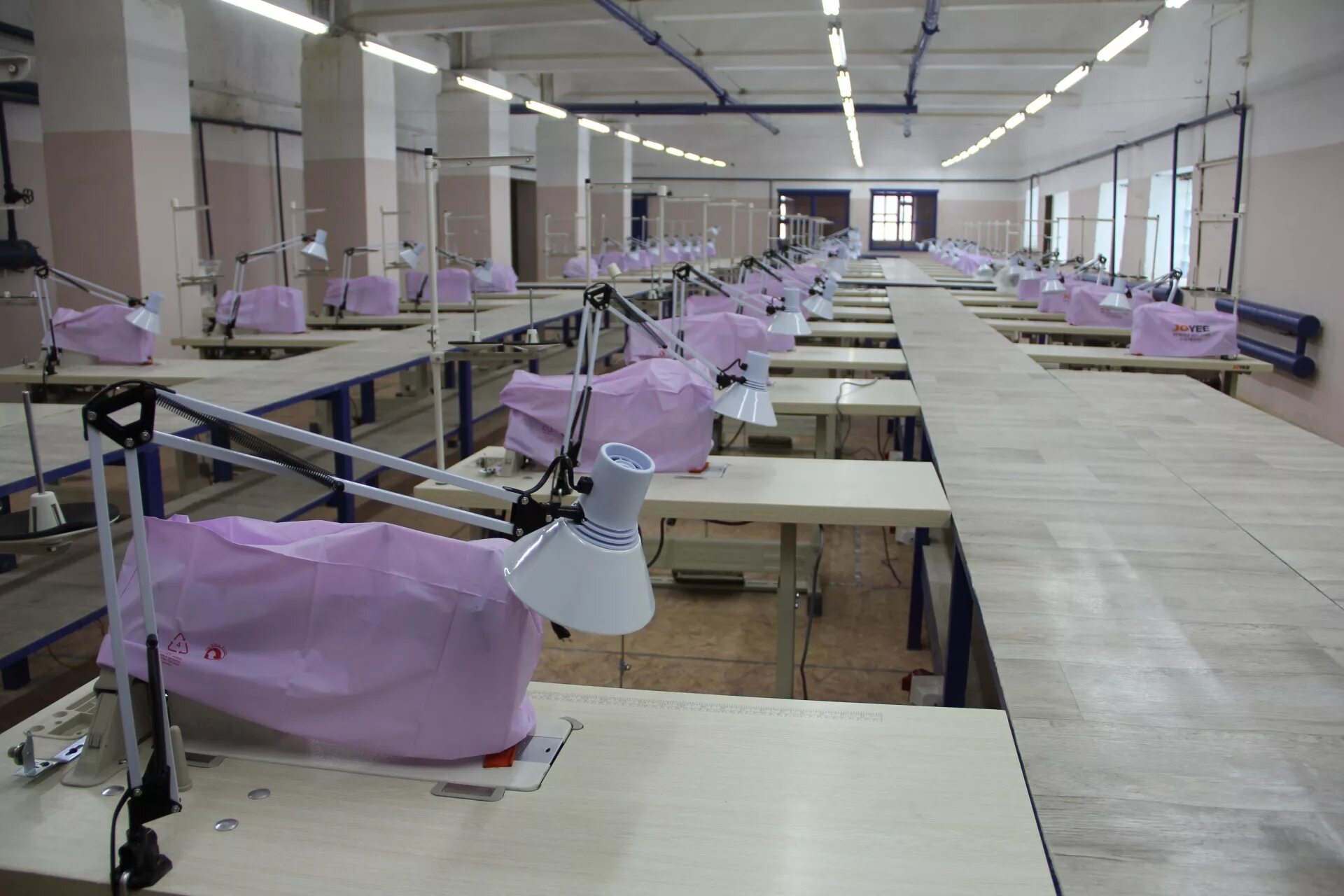 Швейное производство цех. Швейный цех. Оборудование для швейного цеха. Современный Швейный цех. Производственный Швейный цех.