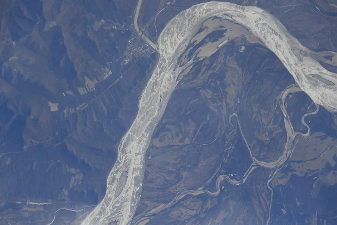 Сток реки амур. Река Амур снимок из космоса. Дельта реки Амур. Река Лена снимок из космоса. Слияние рек Амура и Зеи.