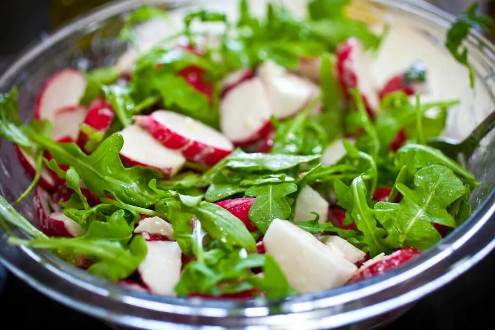 салат из редиса с огурцом. зеленая редиска салат. салат с редиской и огурцом. весенний салат с редиской. салат весенний.