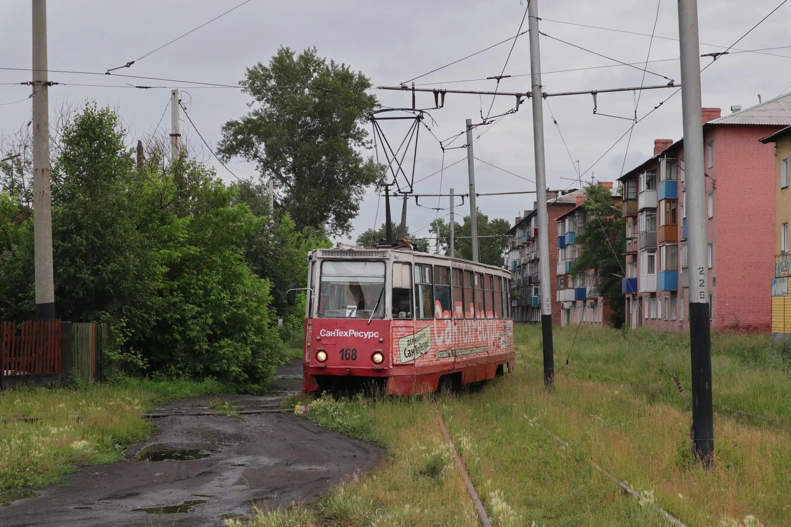 Трамвай КТМ 71-605. Прокопьевский трамвай. Трамвай в Прокопьевске. Трамвай Прокопьевск 2000.