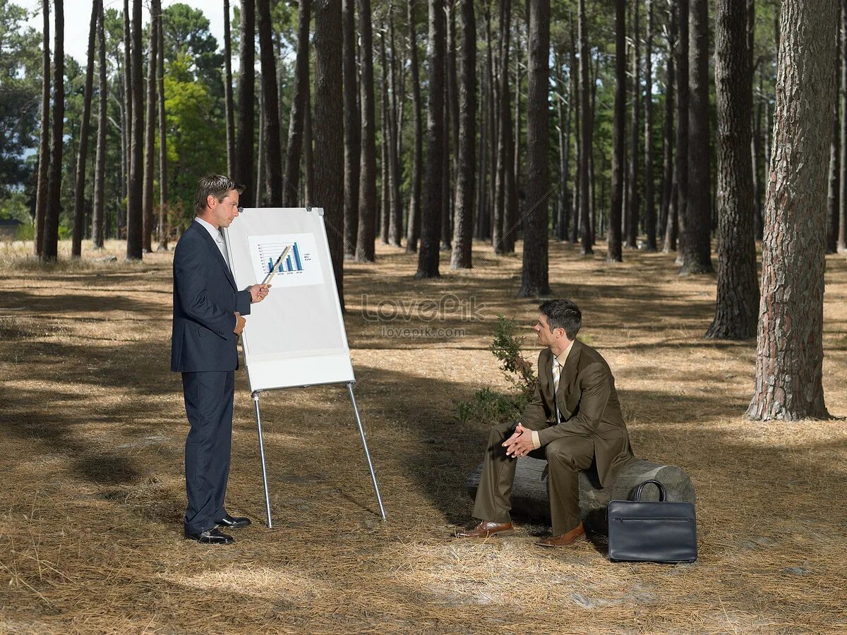 бизнес в лесу. мужчина в лесу. мужская фотосессия на природе. человек дышит в лесу. молодой человек обнимает дерево.