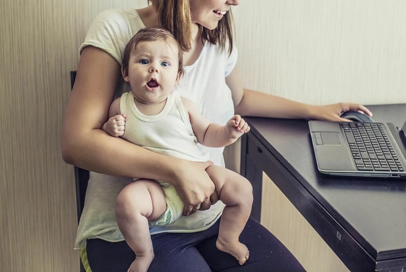 Реклама новая мама. Мама в декрете. Мама с ребенком за компьютером. Женщина с ребенком за компьютером. Мамочка с ребенком у компьютера.