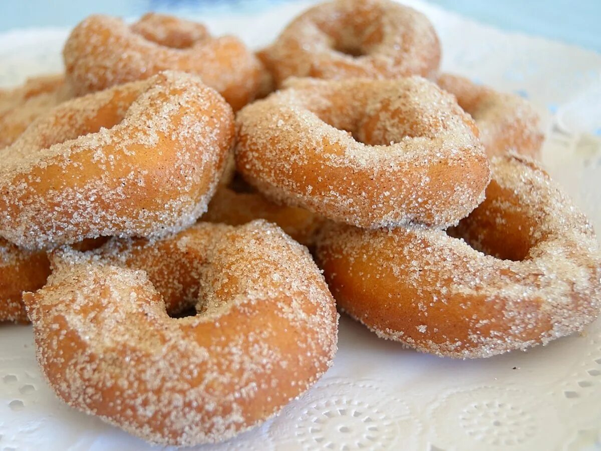 Калачики на сметане в духовке. Пышный калач. Калачи в духовке. Калачики пончики. Пресные калачики.