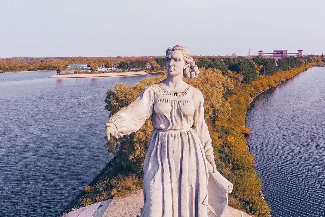 Монумент Волга-мать в Рыбинске. Монумент Волга Рыбинск. Рыбинск статуя мать-Волга. Скульптура мать Волга в Рыбинске. Река всем рекам мать