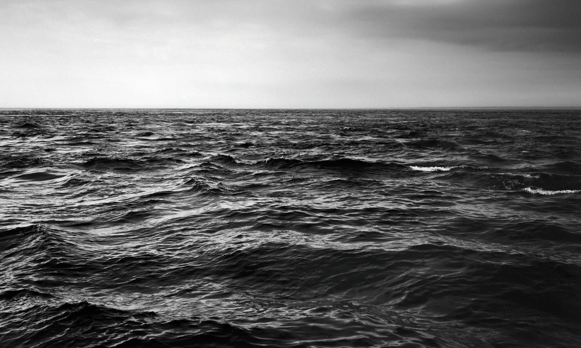 Есть черный океан. Черный океан. Черное море. Море черного цвета. Море черно белое.