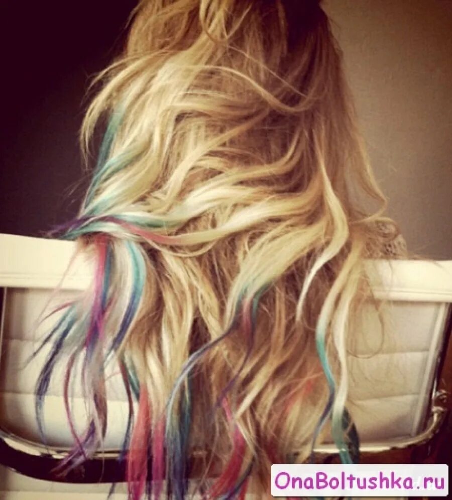 Блондинка с разноцветными прядями. Блонд с цветными прядями. Разноцветные пряди на светлых волосах. Цветное колорирование волос.
