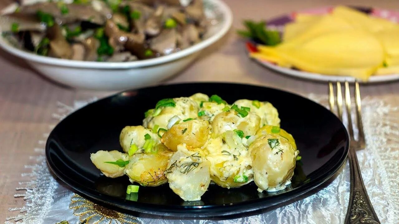 Картошку запеченную в майонезе с чесноком