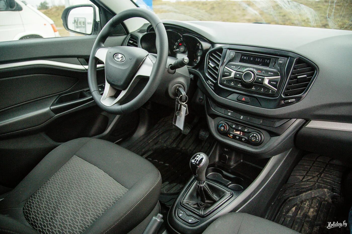 ВАЗ (LADA) Vesta 2018 белый 1.6 л. л. 2WD механика с пробегом 291 351 км Автомол