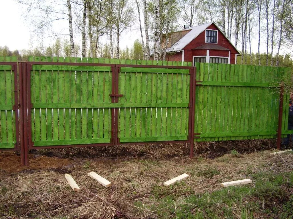 Какой забор можно ставить на участке. Забор на дачном участке. Заборы для дачных участков. Зеленый деревянный забор. Дешевый забор.