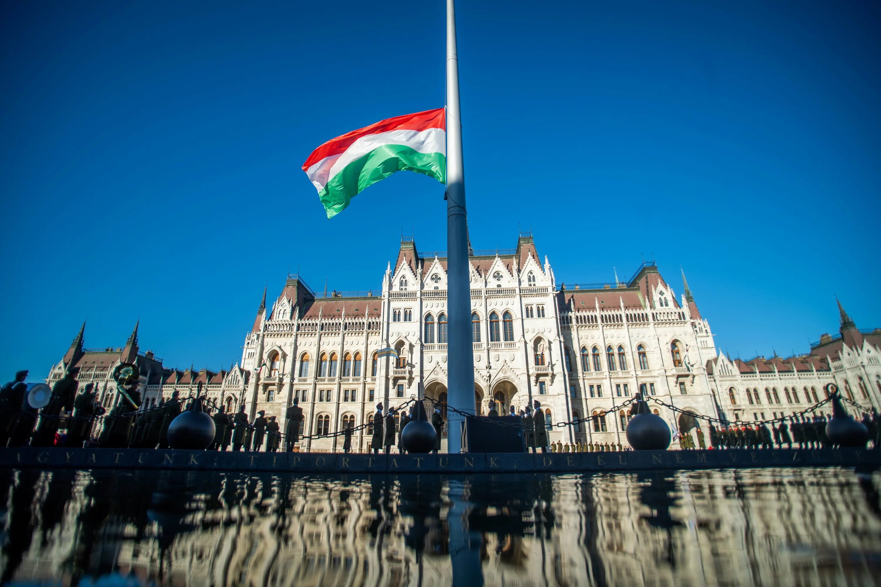 Парламент Венгрии и флаг. Тамаш Менцер МИД Венгрии. Венгрия МИД лаг. Сграда правительство Венгрии.