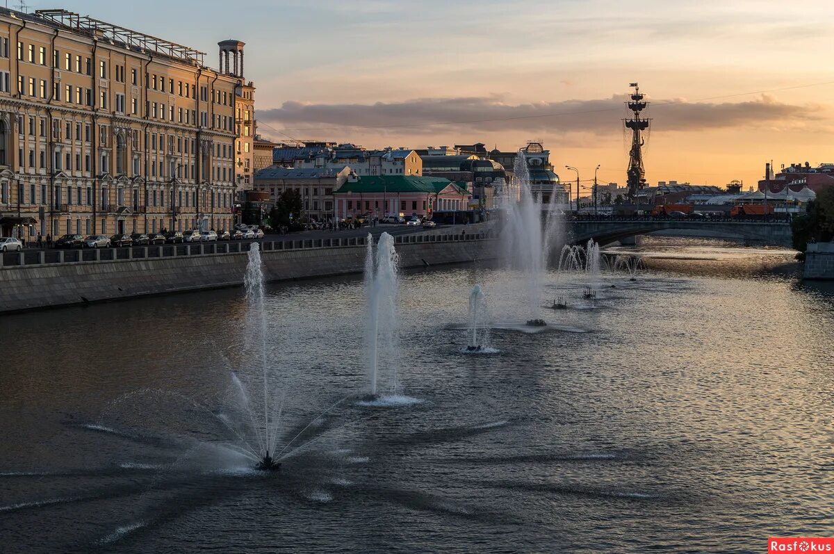 Обводный канал москва. Фонтаны на Обводном канале. Плавающие фонтаны на Водоотводном канале. Фонтаны на Водоотводном канале в Москве. Обводной канал Москва.