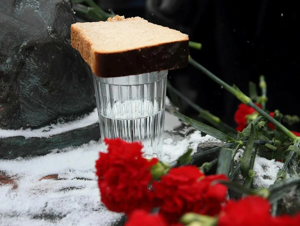 Поминальный стакан. Умершему ставят воду и хлеб. Хлеб и вода. Поминальный стаканчик. Перебиваться с хлеба на воду.
