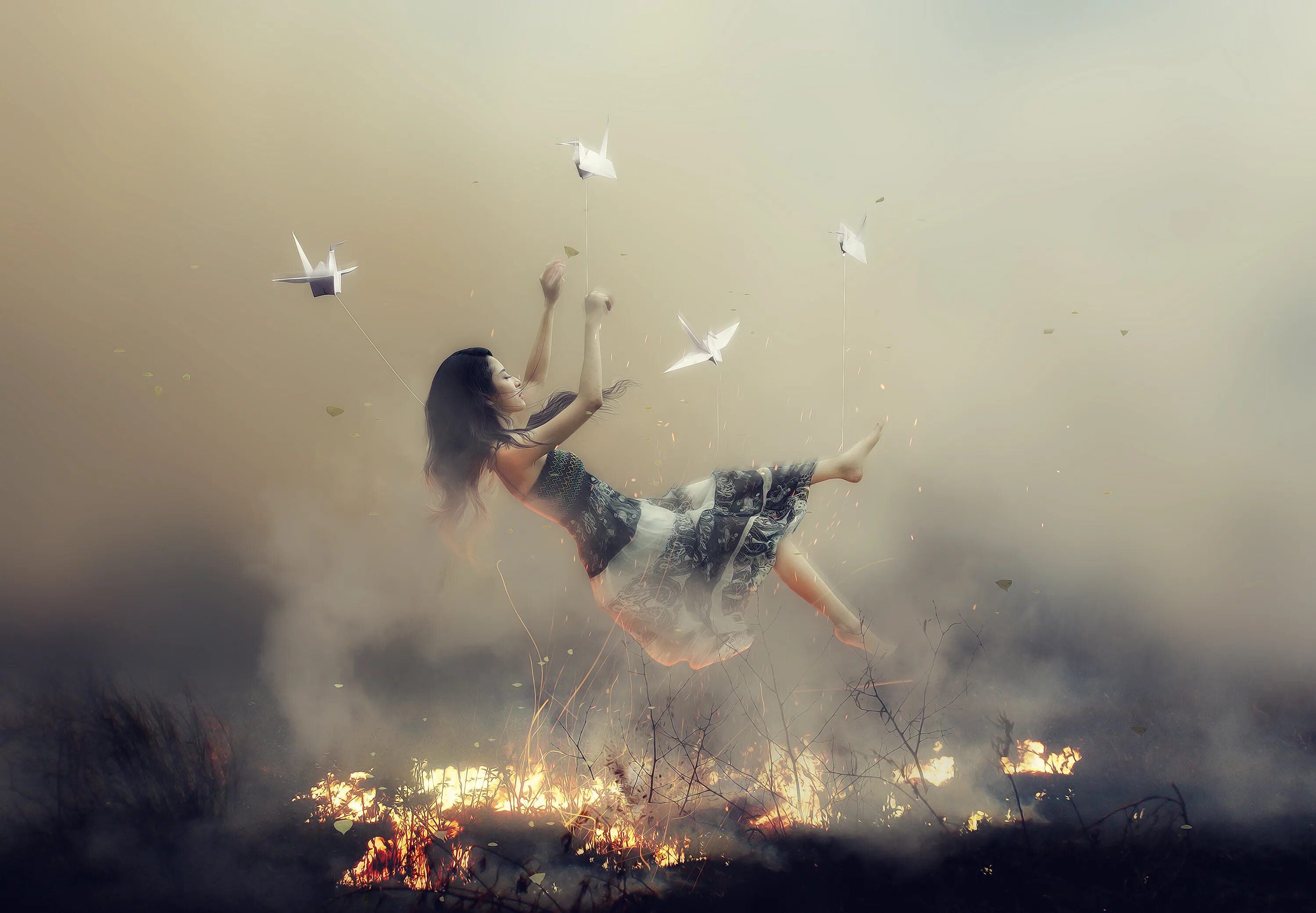 Девушка падающая с небес. Девушка падает. Девушка с крыльями. Девушка падает вниз. Девушка падает с неба.