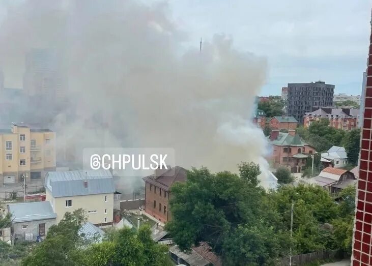 Что горит в ульяновске сейчас. Пожар в частном доме. тушение пожара. пожар в ульяновске 2025. пожарные тушат пожар.