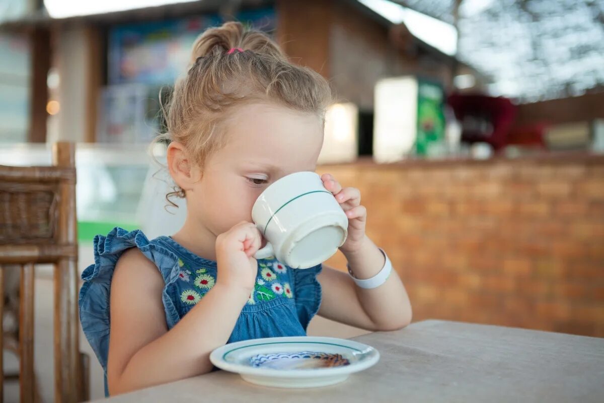 Should your child. Маленькая девочка пьет чай. Каша девочки чашка. Чай маленькие девочки. Улыбчивая маленькая девочка с кружкой.