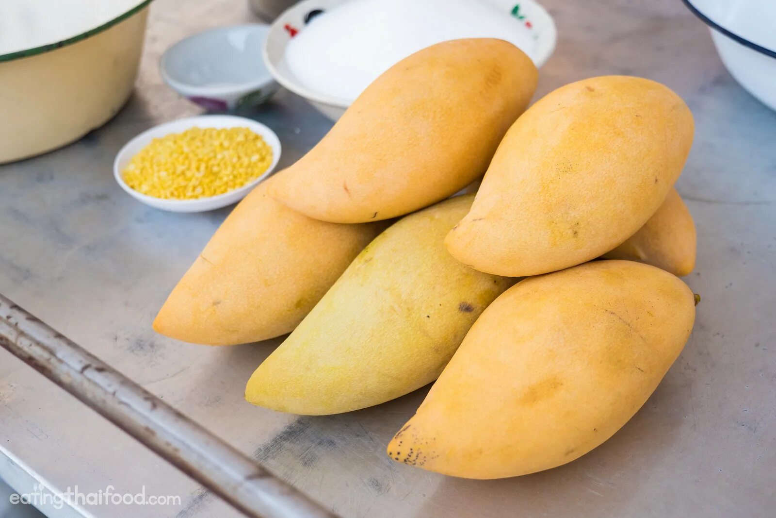 Манго 4к. Манго ферма тайланд. Манго желтое тайское. Тай манго. Манго фрукт желтый.