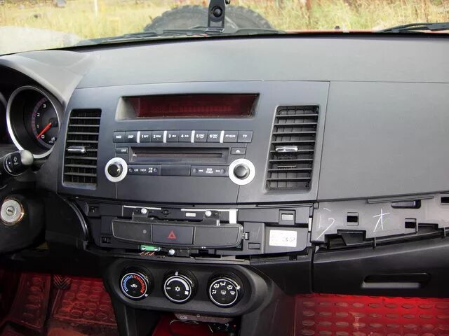 как снять магнитолу лансер 10. мафон на лансер 10. снятие магнитолы ланцер 10. штатное гу лансер 10. магнитола 1 дин лансер 10 1.