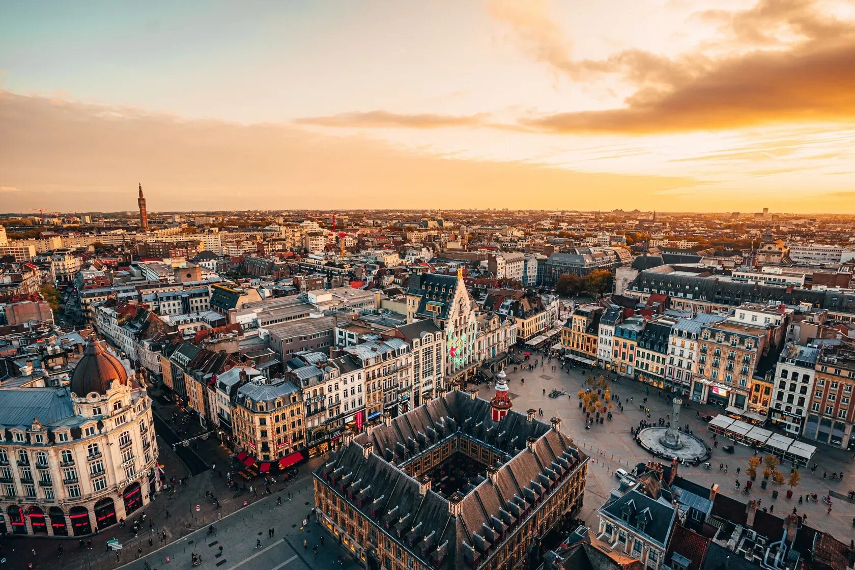 Лиль франция. Лилль Франция. Французский город Lille. Лилль Бельгия. Лилль Франция ратуша.