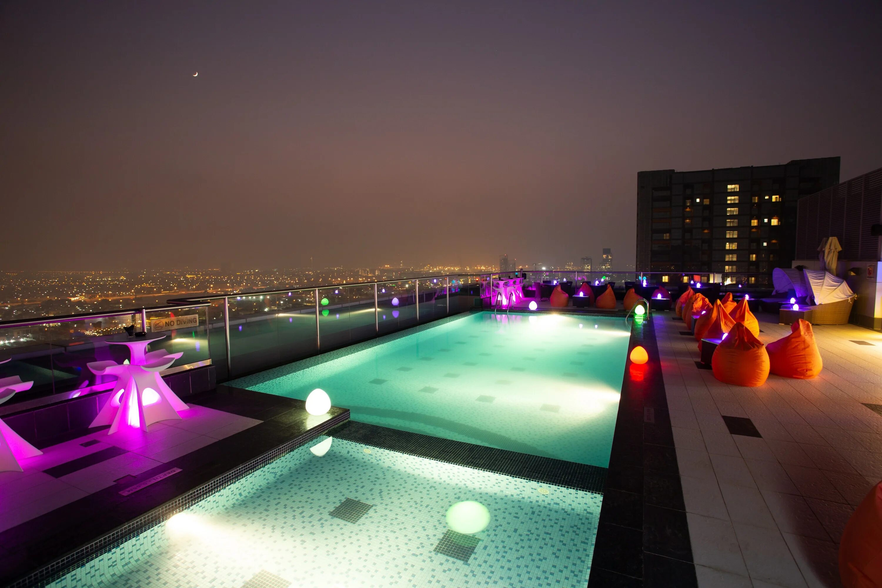 Park regis by prince dubai islands. Отель Park Regis Kris kin Hotel 5. Park Regis Kris kin Hotel Dubai 5*. St Regis Dubai бассейн на крыше. Park Regis Lotus Hotel 5 Бахрейн.