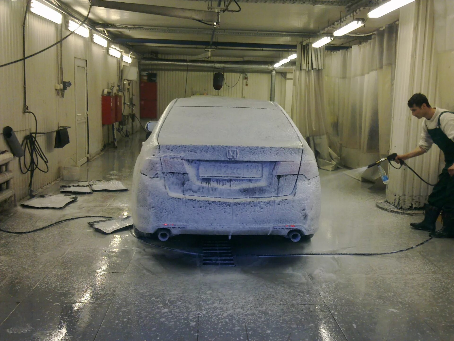 Машина автомойка. Мойка кузова. Автомойка кузова. Детейлинг мойка кузова. Наружная мойка автомобиля.