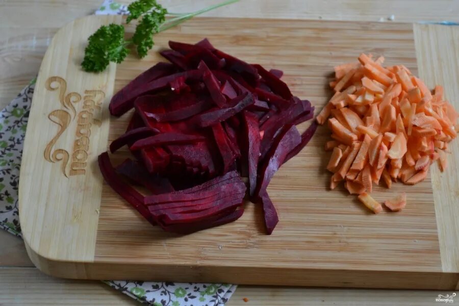 Капуста морковь свекла маринад. Капуста по гурийски со свеклой. салат из капусты по гурийски. маринованная капуста со свеклой. капуста маринованная по гурийски.