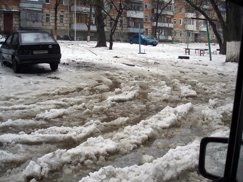 Снег весной на дороге. Весенняя слякоть в городе. Снег во дворе. Сугробы во дворе. Снегопад в городе.