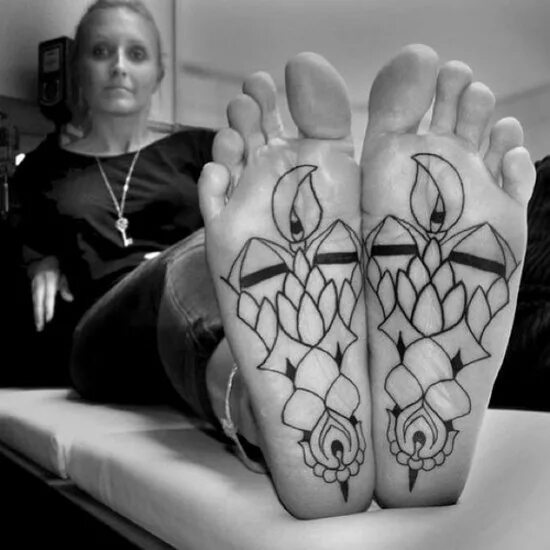 Фетиш татуировки. Тату на пальцах ног. Эмо feet soles. Tatu on the feet. Педикюр фетиш.