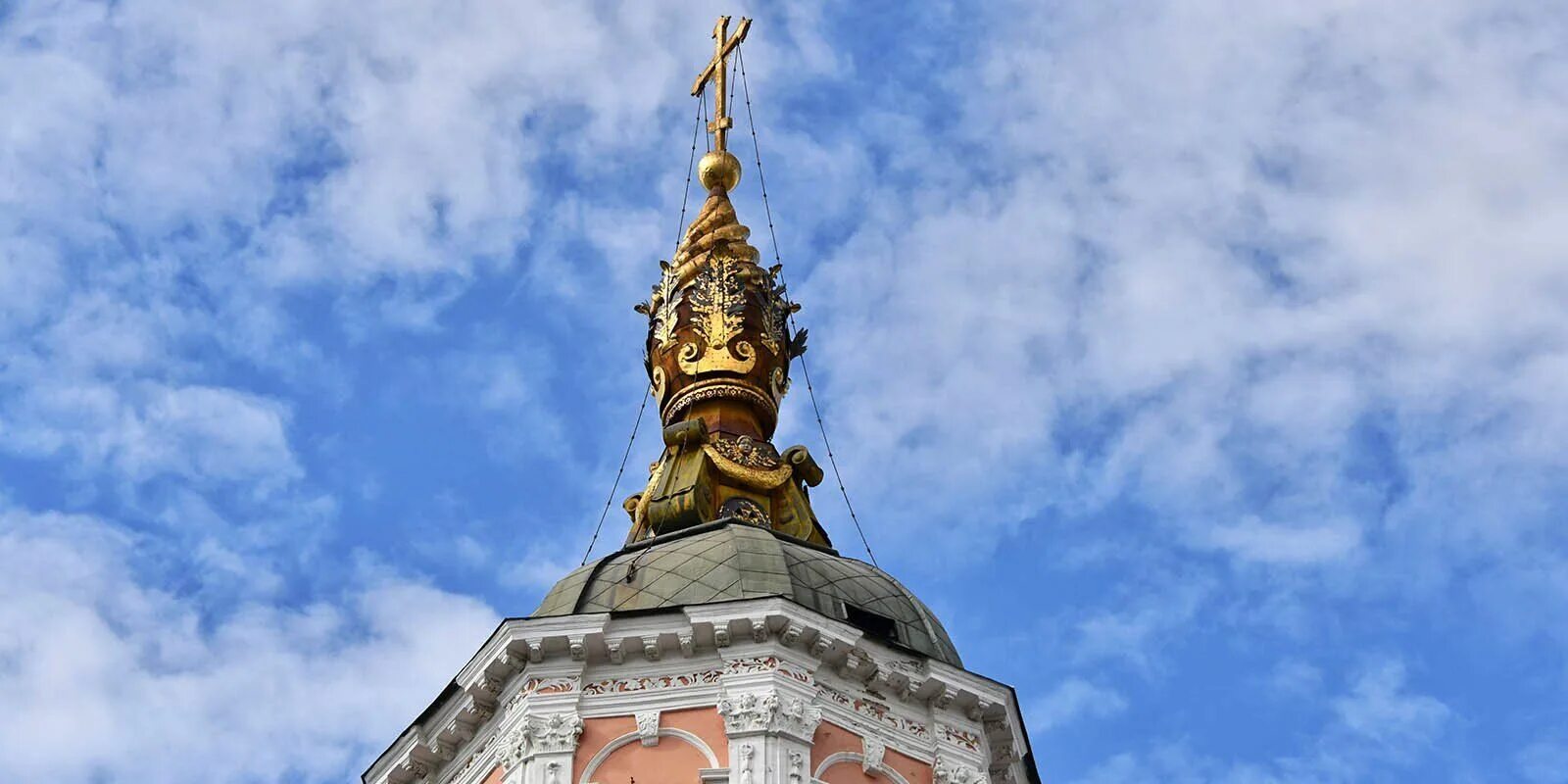 Санкт петербург здание с зеленым шпилем. Шпиль петропавловской крепости. Шпили храмов. Шпиль петропавловского собора. Шпиль адмиралтейства.