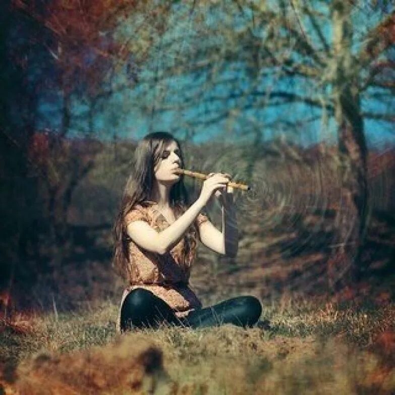 Девушка с дудочкой. Девушка с флейтой. Фотосессия с флейтой. Девочка с дудочкой в лесу.